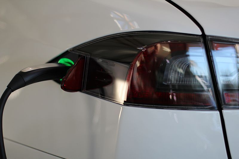 Stacje ładowania samochodów elektrycznych — wolne i szybkie